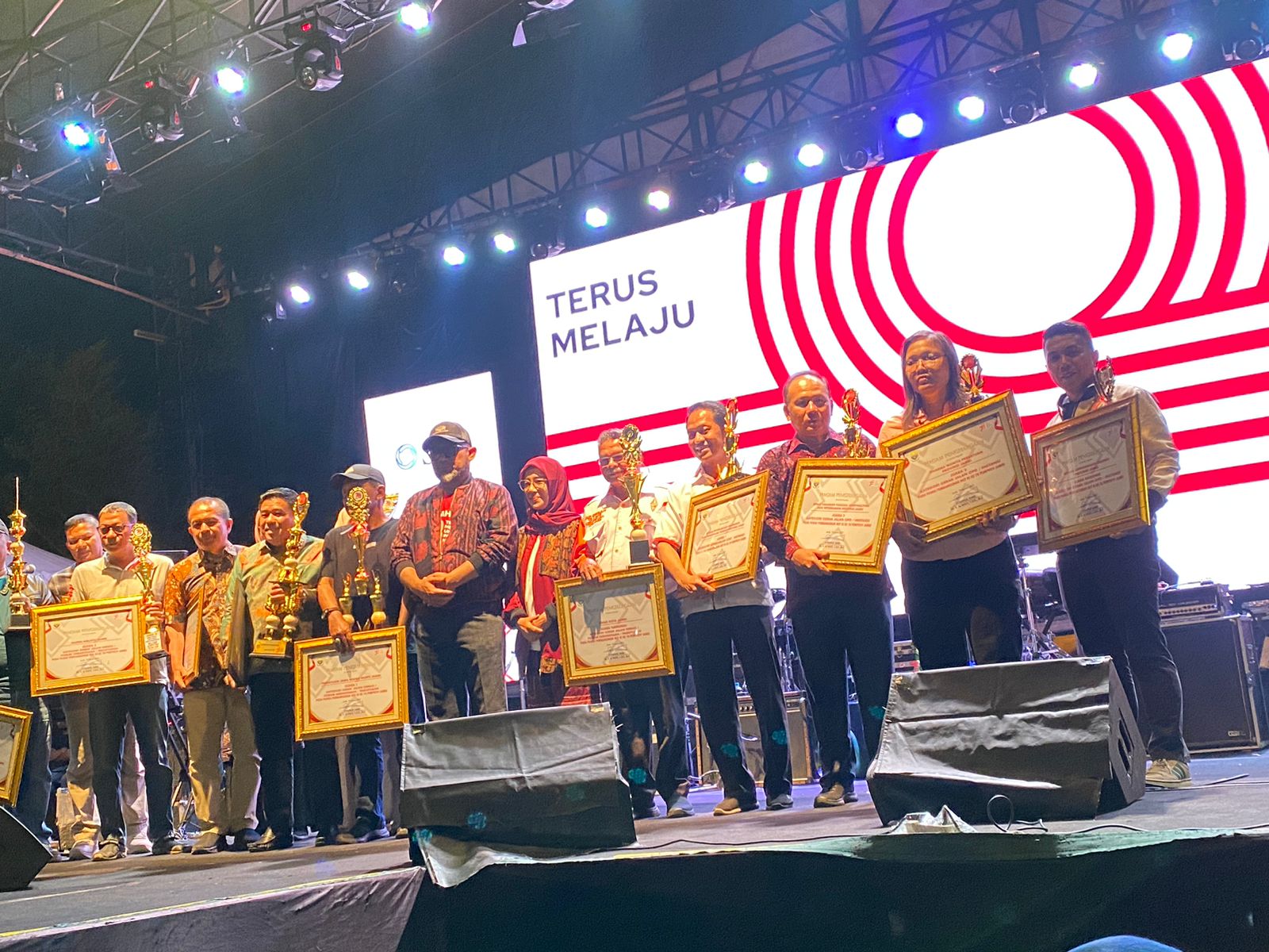 BKD Naik Panggung Terima Piagam Kategori Gerak Jalan OPD / Instansi